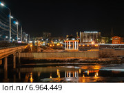 Город Тула. Ротонда на набережной Упы с видом на Машзавод вечером с отражением в реке (2015 год). Редакционное фото, фотограф Игорь Низов / Фотобанк Лори