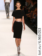 NEW YORK, NY - SEPTEMBER 05: A model walks the runway at the Project Runway (Alexander Knox) show during MBFW Spring 2015 at Lincoln Center on September 5, 2014 in NYC. Редакционное фото, фотограф Anton Oparin / Фотобанк Лори
