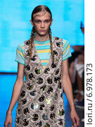NEW YORK, NY - SEPTEMBER 07: Model Stav Strashko walk the runway at DKNY during Mercedes-Benz Fashion Week Spring 2015 at 547 West 26th Street on September 7, 2014 in NYC. Редакционное фото, фотограф Anton Oparin / Фотобанк Лори