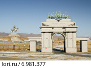Ворота к комплексу со статуей Чингис Хана (2015 год). Редакционное фото, фотограф Ален Лагута / Фотобанк Лори