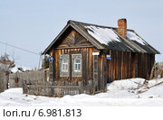 Старый деревянный покосившийся дом. Тюменская область (2014 год). Стоковое фото, фотограф Александр Тараканов / Фотобанк Лори
