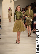 NEW YORK, NY - SEPTEMBER 11: A model walks the runway at Ralph Lauren fashion show during Mercedes-Benz Fashion Week Spring 2015 on September 11, 2014 in New York City. Редакционное фото, фотограф Anton Oparin / Фотобанк Лори