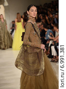 NEW YORK, NY - SEPTEMBER 11: A model walks the runway at Ralph Lauren fashion show during Mercedes-Benz Fashion Week Spring 2015 on September 11, 2014 in New York City. Редакционное фото, фотограф Anton Oparin / Фотобанк Лори