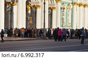 Очередь на вход в Эрмитаж в праздничные дни (2015 год). Редакционное фото, фотограф Виктория Катьянова / Фотобанк Лори