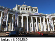 Здание Театра Российской Армии украшенное к столетнему юбилею Владимира Зельдина (2015 год). Редакционное фото, фотограф Данила Васильев / Фотобанк Лори