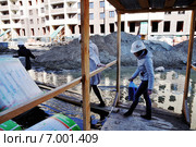 Город Тюмень. Женщины передвигаются по новостройке (2014 год). Редакционное фото, фотограф Александр Тараканов / Фотобанк Лори