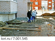 Город Тюмень. Люди передвигаются по новостройке (2014 год). Редакционное фото, фотограф Александр Тараканов / Фотобанк Лори