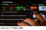 Женщина просматривает на планшете новости по Bloomberg Business (2015 год). Редакционное видео, видеограф Mikhail Erguine / Фотобанк Лори