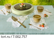 Пасхальный кулич с шоколадом и чашки кофе. Стоковое фото, фотограф Зинаида Зайко / Фотобанк Лори