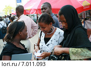 Arabian womans, local residents Dar es Salaam communicate outdoor. Три чернокожие женщины мусульманки общаются на улице в центре Дар эс Салама в Танзании. (2008 год). Редакционное фото, фотограф Владимир Григорьев / Фотобанк Лори