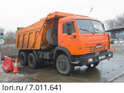 Самосвал КАМАЗ - 65115 около снегодробилки на снегоплавильном пункте, Москва (2015 год). Редакционное фото, фотограф Малышев Андрей / Фотобанк Лори