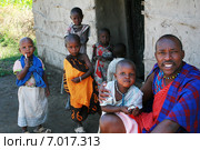 Maasai family in doorway of his home, father and children. Деревня племени масаи, отец и дети возле входа в хижину, Змеиный парк, Аруша, Танзания. (2008 год). Редакционное фото, фотограф Владимир Григорьев / Фотобанк Лори