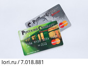Расчетные банковские карты Mastercard банка Русский Стандарт (2015 год). Редакционное фото, фотограф Victoria Demidova / Фотобанк Лори