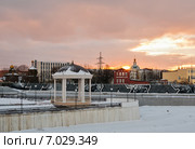 Город Тула. Ротонда на набережной Упы с видом на Машзавод на фоне вечернего заката (2015 год). Редакционное фото, фотограф Игорь Низов / Фотобанк Лори