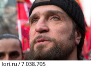 Крупным планом лидер байкерского клуба «Ночные волки», президент Российской ассоциации байкеров Александр Залдостанов (Хирург) во время марша движения "Антимайдан", посвященному годовщине кровавых собыйтий на Майдане в Киеве, в центре города Москвы (2015 год). Редакционное фото, фотограф Николай Винокуров / Фотобанк Лори