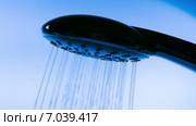 Льющаяся из душевой лейки вода. Стоковое видео, видеограф Discovod / Фотобанк Лори