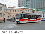 Трамвай ЛМ-2008 (71-153) маршрута 35 идет по Дубининской улице в Москве (2015 год). Редакционное фото, фотограф Александр Замараев / Фотобанк Лори
