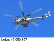 Ми-8АМТШ (бортовой 77 "красный") в небе над аэродромом Чкаловский (2015 год). Редакционное фото, фотограф Alexei Tavix / Фотобанк Лори