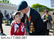 Мальчик поздравляет ветерана с Днем Победы (2014 год). Редакционное фото, фотограф Михаил Ворожцов / Фотобанк Лори