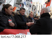 Портрет крупным планом лидера движения "Солидарность" Бориса Немцова, узник Болотной Владимир Акименков, Михаил Касьянов  на многотысячном шествии "Марш миллионов" по Бульварному кольцу, город Москва, Россия (2014 год). Редакционное фото, фотограф Николай Винокуров / Фотобанк Лори