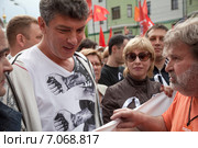 Лидер движения "Солидарность" - Борис Немцов на многотысячном шествии "Марш миллионов" на Болотной площади, город Москва, Россия (2012 год). Редакционное фото, фотограф Николай Винокуров / Фотобанк Лори