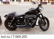 Мотоцикл Харли-Дэвидсон XL1200 Nightster на улице в Варшаве, Польша (2014 год). Редакционное фото, фотограф Иван Марчук / Фотобанк Лори