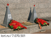 Обелиски с красной пятиконечной звездой. Неизвестным защитникам Севастополя. 35-ая бронебойная батарея (2014 год). Редакционное фото, фотограф Щеголева Ольга / Фотобанк Лори