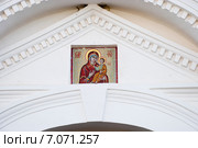 Мария с младенцем Христом. Надвратная икона. Церковь Петра и Павла. Спасо-Преображенский монастырь. Валаам (2010 год). Стоковое фото, фотограф Александр Щепин / Фотобанк Лори