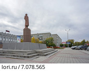 Памятник Ленину на фоне зданий в Ачинске (2013 год). Редакционное фото, фотограф Светлана Попова / Фотобанк Лори