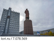 Памятник Ленину на фоне здания администрации города Ачинска (2013 год). Редакционное фото, фотограф Светлана Попова / Фотобанк Лори