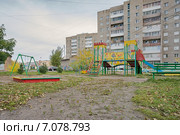 Детская площадка перед жилыми домами (2013 год). Стоковое фото, фотограф Светлана Попова / Фотобанк Лори