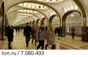 Пассажиры идут по станции московского метро "Маяковская" (2015 год). Редакционное видео, видеограф Арташес Оганджанян / Фотобанк Лори