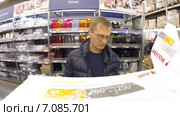 Мужчина в канцелярском отделе магазина Metro Cash & Carry, Уфа (2013 год). Редакционное видео, видеограф Mikhail Erguine / Фотобанк Лори