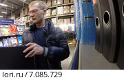 Мужчина в канцелярском отделе магазина Metro Cash & Carry, Уфа (2013 год). Редакционное видео, видеограф Mikhail Erguine / Фотобанк Лори