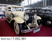 Выставка ретро-автомобилей в парке Сокольники. Кадиллак 353 - американский автомобиль 1930 года выпуска (2015 год). Редакционное фото, фотограф Наталья Волкова / Фотобанк Лори