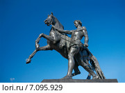Юноша, ведущий под уздцы коня (1838, скульптор - П.К. Клодт). Одна из скульптур Аничкова моста в Санкт-Петербурге (2014 год). Стоковое фото, фотограф Виктория Фрадкина / Фотобанк Лори