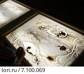 Детский рисунок песком на стекле "Морские обитатели" Стоковое фото, фотограф Светлана Шимкович / Фотобанк Лори
