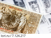 Старая банкнота Германии на фоне оценочного каталога. Стоковое фото, фотограф Евгений Мухортов / Фотобанк Лори