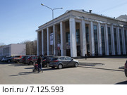 Город Королёв, ЦДК им.Калинина, главный вход (2015 год). Редакционное фото, фотограф Дмитрий Неумоин / Фотобанк Лори