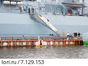 Фрегат ВМФ Германии F218 Mecklenburg-Vorpommern, открытый для свободного посещения, на стоянке в Санкт-Петербурге (2012 год). Редакционное фото, фотограф Сергей Дубров / Фотобанк Лори