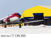 Самолет Douglas («Дуглас») DC-3 перед взлетом (2015 год). Редакционное фото, фотограф Владимир Мельников / Фотобанк Лори