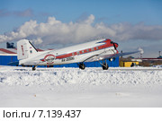 Самолет Douglas («Дуглас») DC-3 перед взлетом (2015 год). Редакционное фото, фотограф Владимир Мельников / Фотобанк Лори