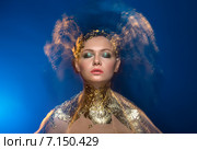 Девушка в золотой фольге. Стоковое фото, фотограф Andriy Bezuglov / Фотобанк Лори