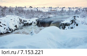 Огромный равнинный водопад в заснеженных скалах на закате. Зима. Надвоицы, Карелия. Стоковое видео, видеограф Кекяляйнен Андрей / Фотобанк Лори