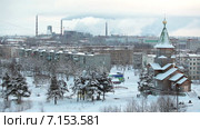 Панорама промышленного города Сегежа, республика Карелия. Заснеженные улицы с деревянной церковью и целлюлозно-бумажным комбинатом вдалеке (2015 год). Стоковое видео, видеограф Кекяляйнен Андрей / Фотобанк Лори