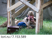 Женщина-боец РККА говорит по полевому телефону во время боя. Военно-историческая реконструкция периода Великой Отечественной войны 1945 года (2014 год). Редакционное фото, фотограф Олег Тыщенко / Фотобанк Лори