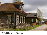 Старые дома на деревенской улице. Стоковое фото, фотограф Максим Мосин / Фотобанк Лори