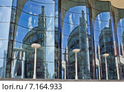 Отражение города. Концертный зал имени Каца, г. Новосибирск (2014 год). Стоковое фото, фотограф Дмитрий Федоров / Фотобанк Лори