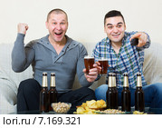 friends commenting sport tv channel. Стоковое фото, фотограф Яков Филимонов / Фотобанк Лори