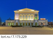 Здание театра Тампере вечером, Финляндия (2015 год). Редакционное фото, фотограф Михаил Марковский / Фотобанк Лори